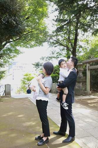 お宮参り写真 撮影場所 品川神社 爽やかな夏、家族写真