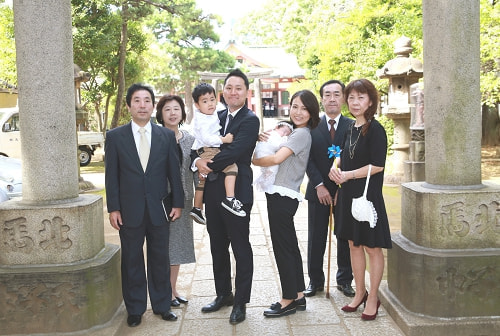 お宮参り写真 撮影場所 品川神社 鳥居、全員集合写真