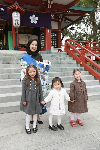 お宮参り写真 撮影場所 多摩川浅間神社 お宮参り着物着付け、父方祖母、孫