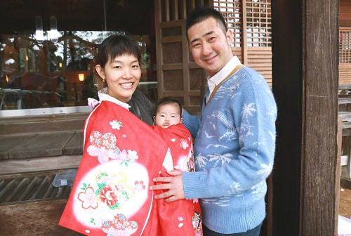 お宮参り(お食い初め)写真 撮影場所 師岡熊野神社 家族写真、お宮参り着物着付け