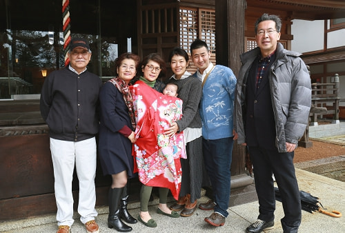 お宮参り(お食い初め)写真 撮影場所 師岡熊野神社 全員集合写真