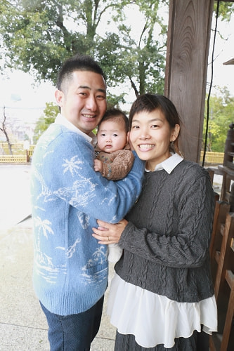お宮参り(お食い初め)写真 撮影場所 師岡熊野神社 赤ちゃん、かわいい仕草