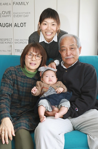 お食い初め写真 撮影場所 自宅(横浜市港北区) 母方祖父祖母、母、赤ちゃん、家族写真