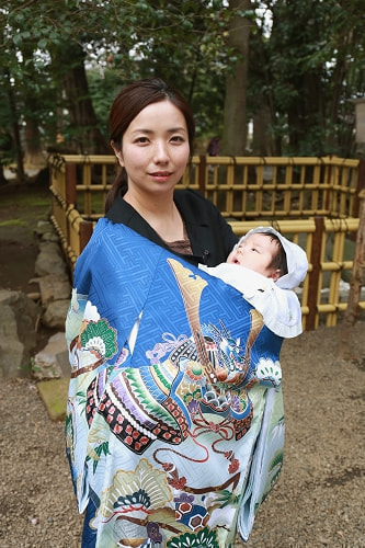 お宮参り写真 撮影場所 世田谷八幡宮 お宮参り着物着用、母