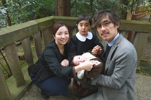 お宮参り写真 撮影場所 世田谷八幡宮 温かい家族写真