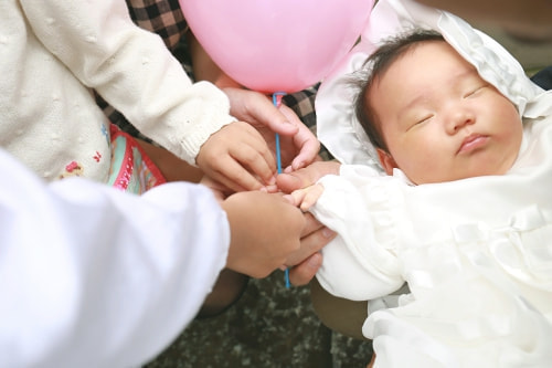 お宮参り写真 撮影場所 水天宮 日枝神社 赤ちゃんの手