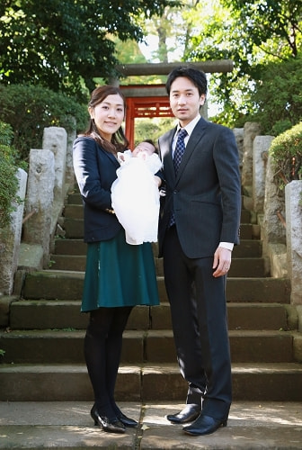 お宮参り写真 撮影場所 文京区 根津神社 家族写真、階段