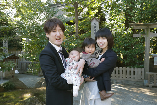 お宮参り写真 撮影場所 横浜 伊勢山皇大神宮 家族、温かい写真３
