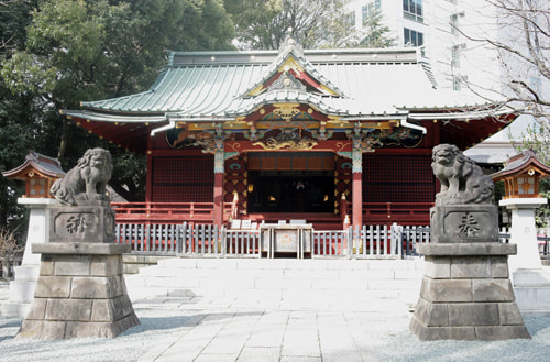 EOS R6 Mark ⅲ RF24-70 f2.8 L USMをレビュー｜神社の本殿(明暗差あり)