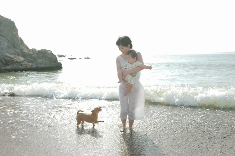 海での家族写真