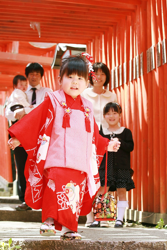 お宮参り、七五三の参道を歩く写真